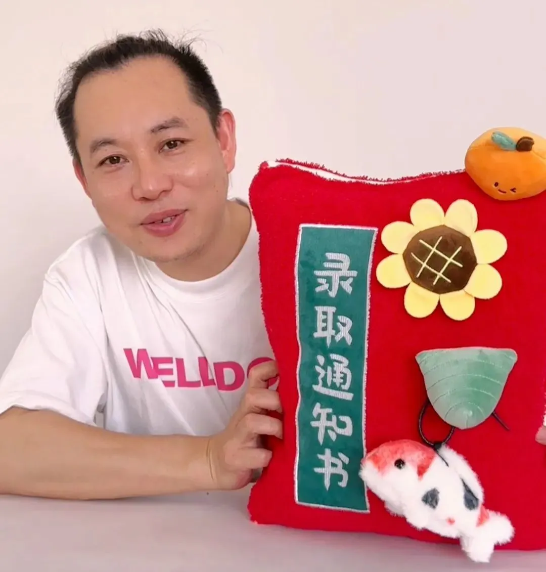 刘丰铭在展示自家产品。受访者供图。