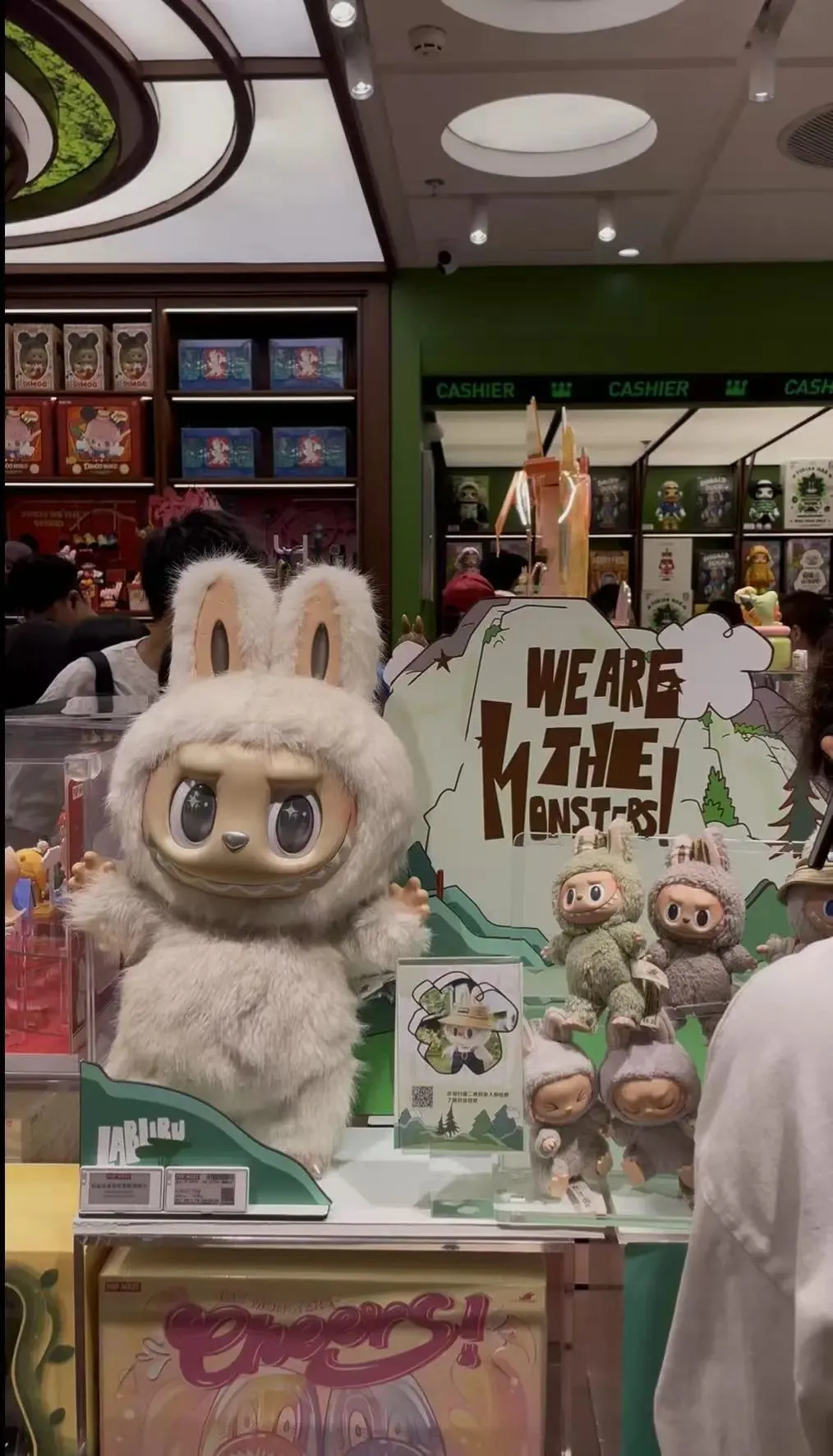 泡泡玛特门店里的LABUBU搪胶毛绒公仔。记者摄。