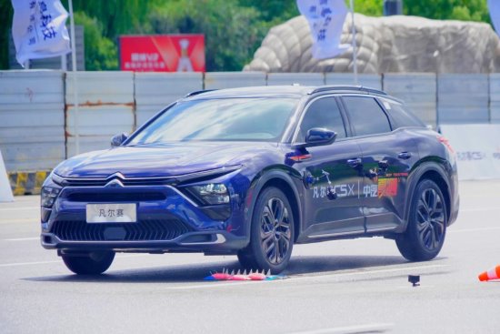凡尔赛C5 X获2025中汽夏测健康与操控双安全权威验证证书 凡尔赛C5 X获2025中汽夏测健康与操控双安全权威验证证书