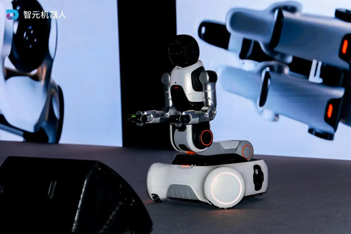 目标十万台 智元机器人公布三年商用路线图