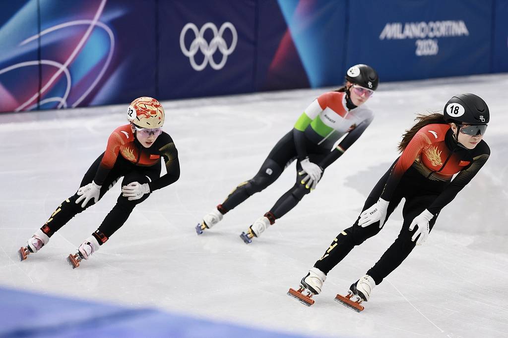 神剧情!对手全部摔倒 杨婧茹晋级女子1500米A组决赛